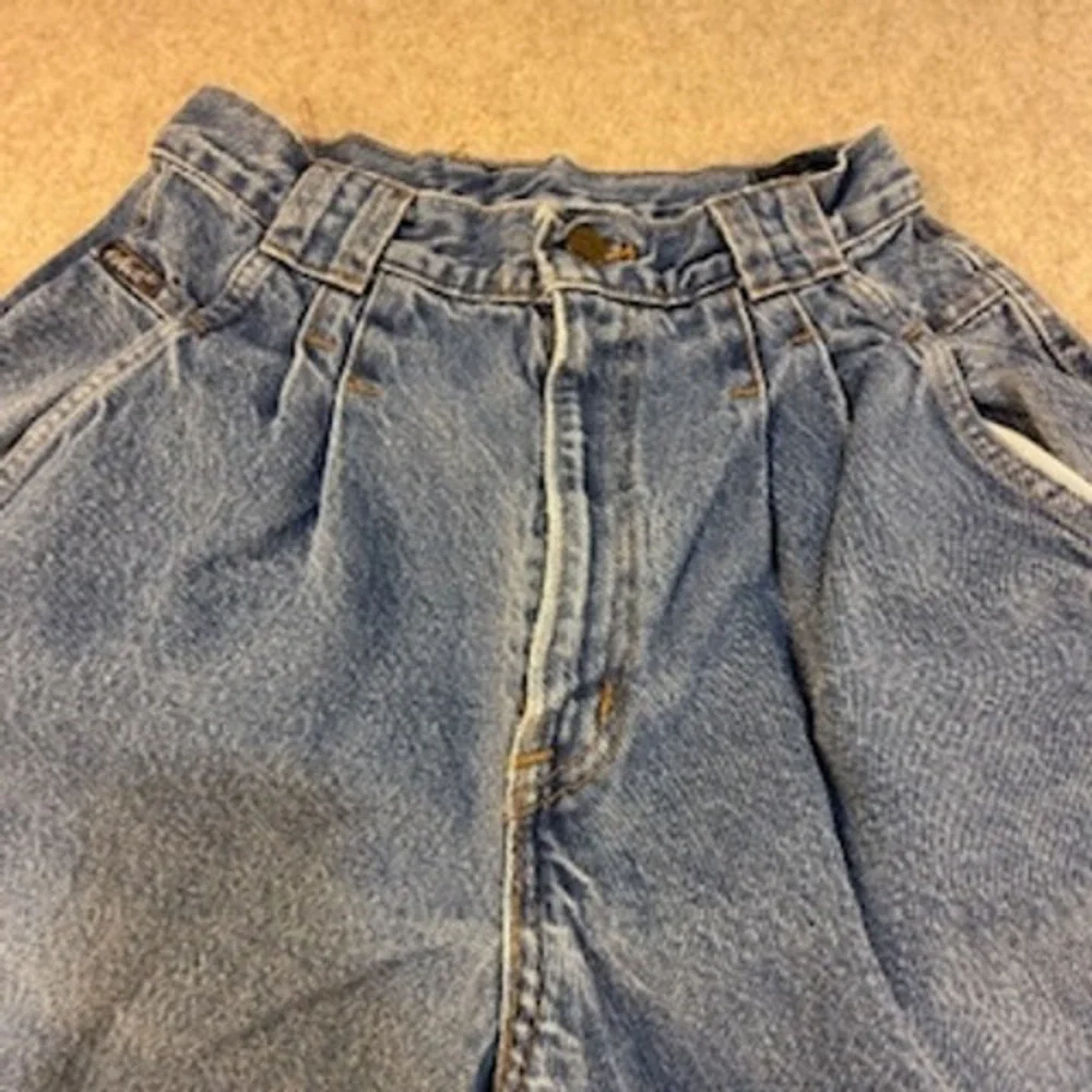 Vintage Chic High Waist Pleated Mom Jeans Medium Wash Tapered Leg Made in USA 10